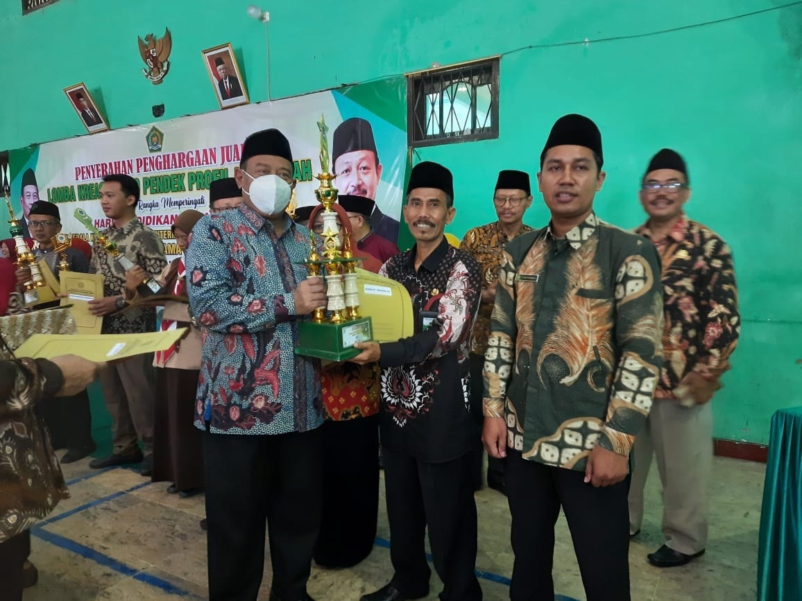 MIN 5 Jombang, Raih Juara 2 Lomba Kreatif Pembuatan Video Pendek Profil Madrasah MIN/MIS Se-Kabupaten Jombang Dalam Rangka Hardiknas Tahun 2022